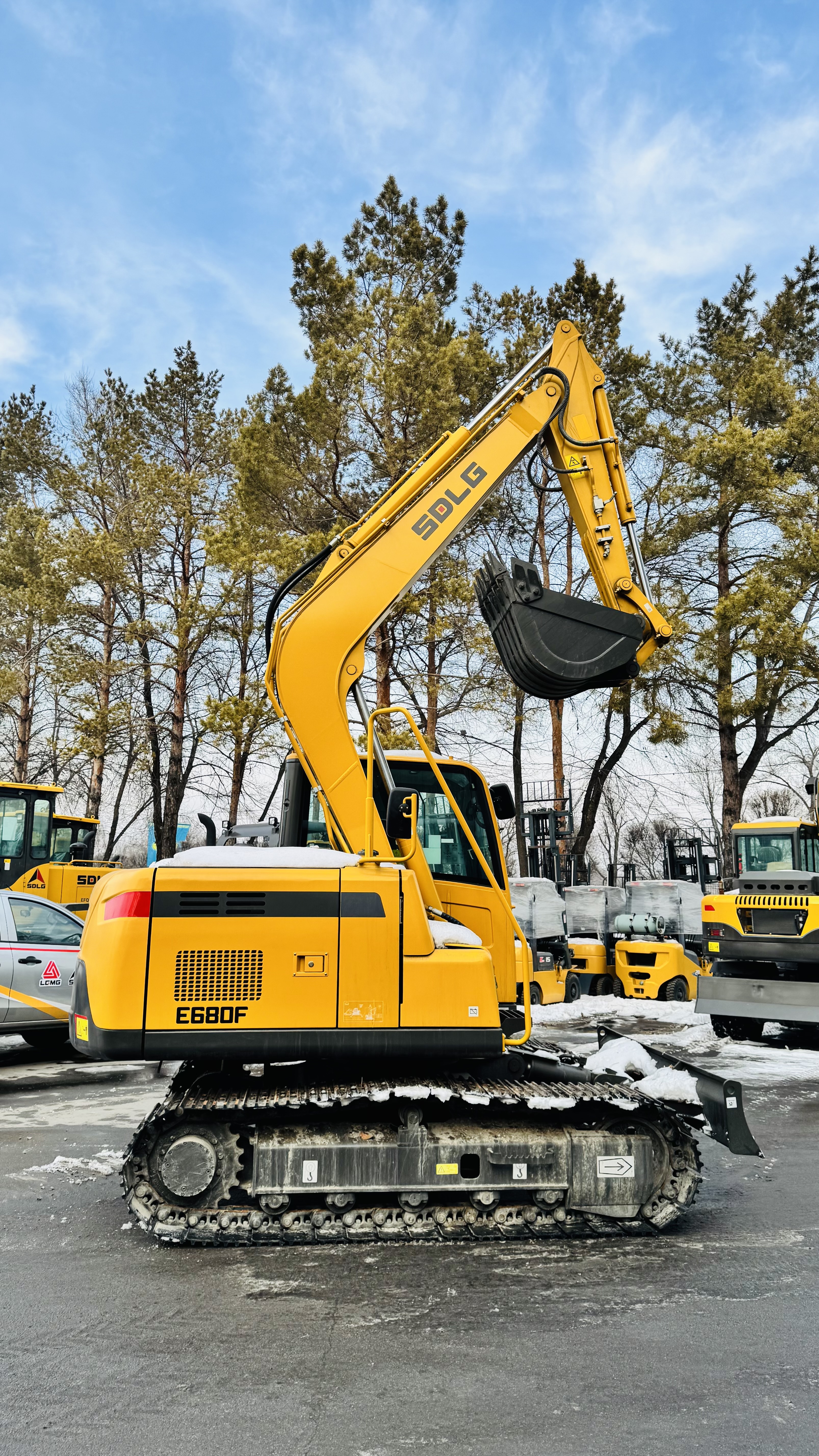 Гусеничный экскаватор SDLG E680F 
