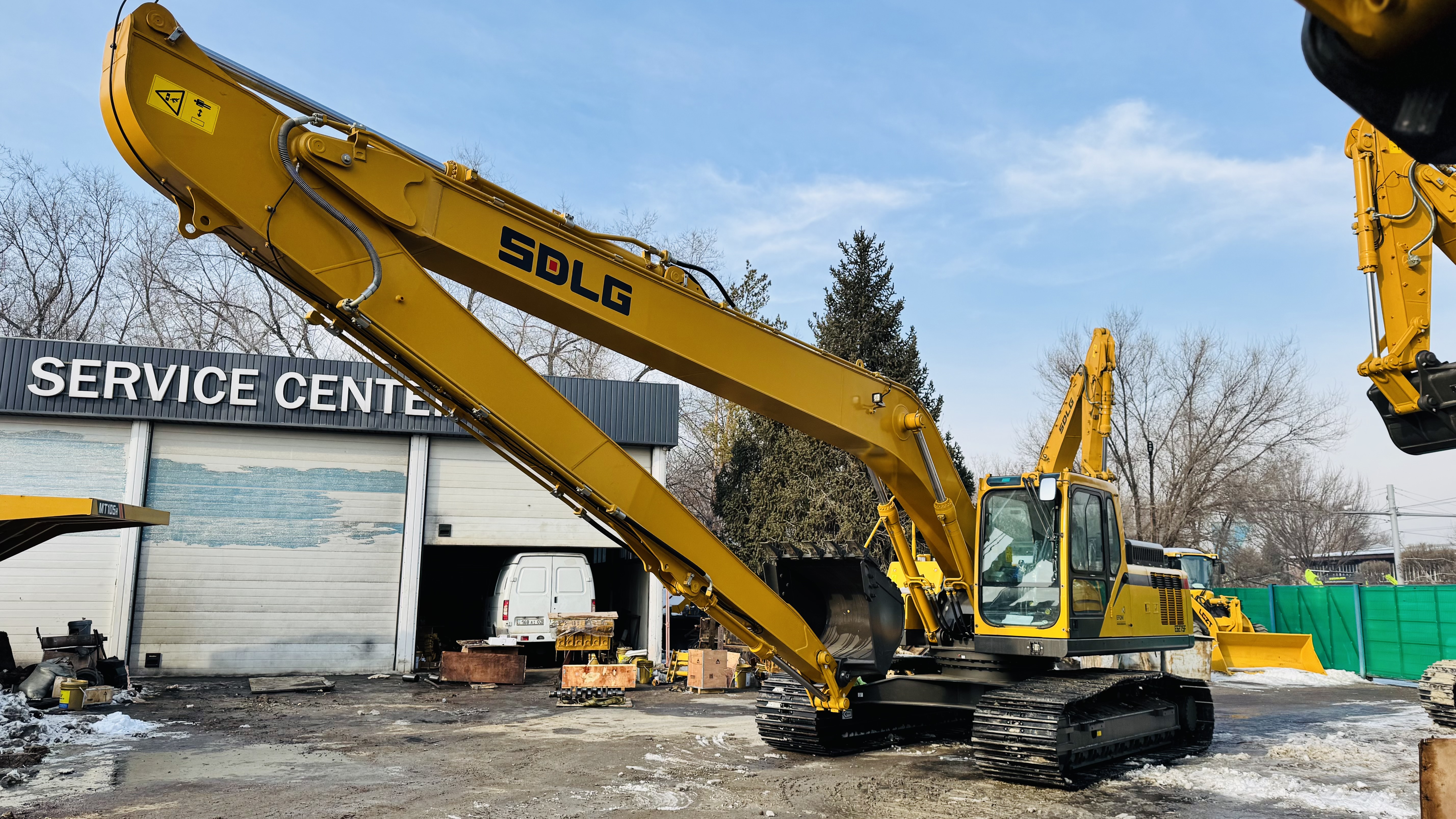 Гусеничный экскаватор SDLG E6275F с удлинённой стрелой 