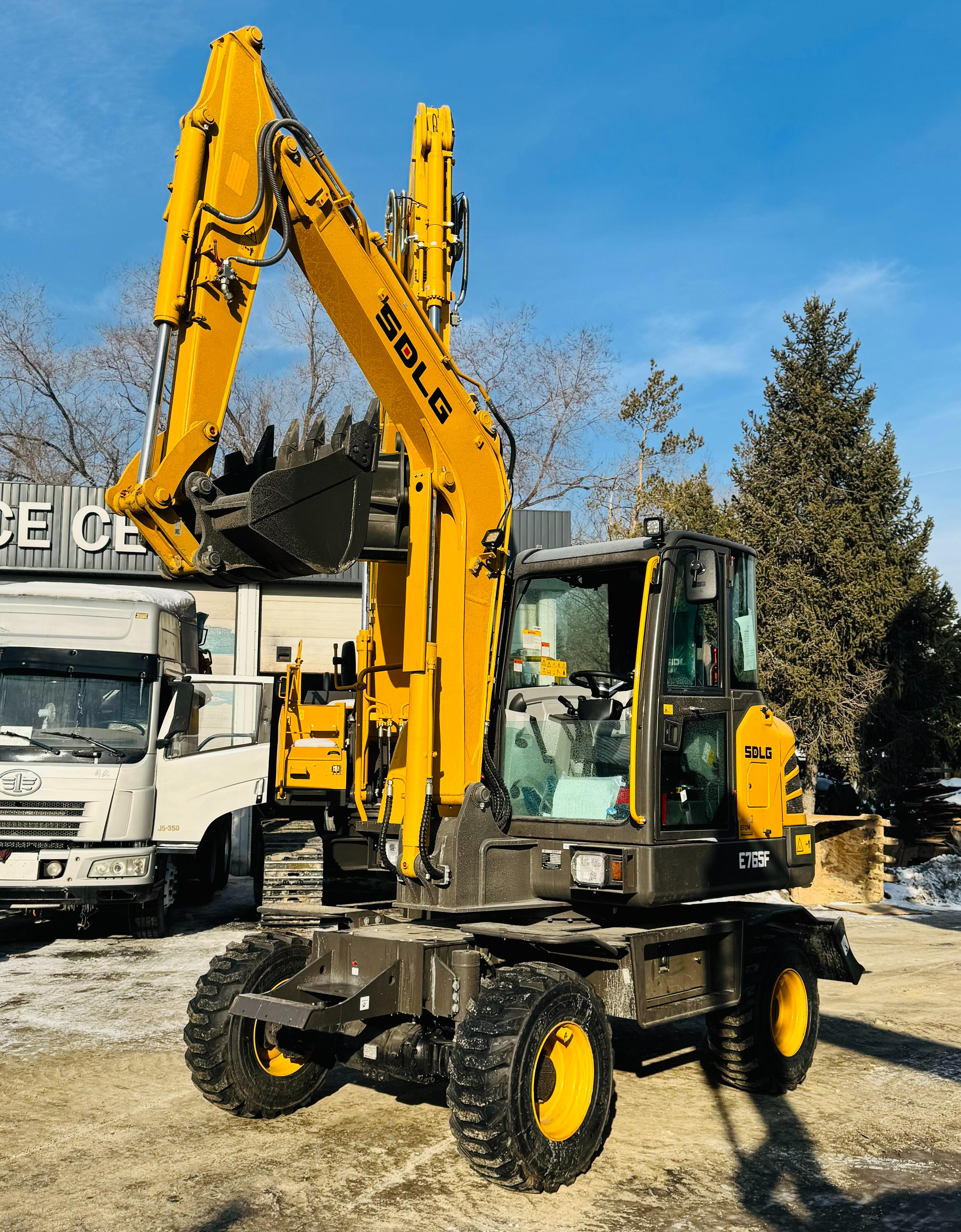 Колесный экскаватор SDLG E765 F