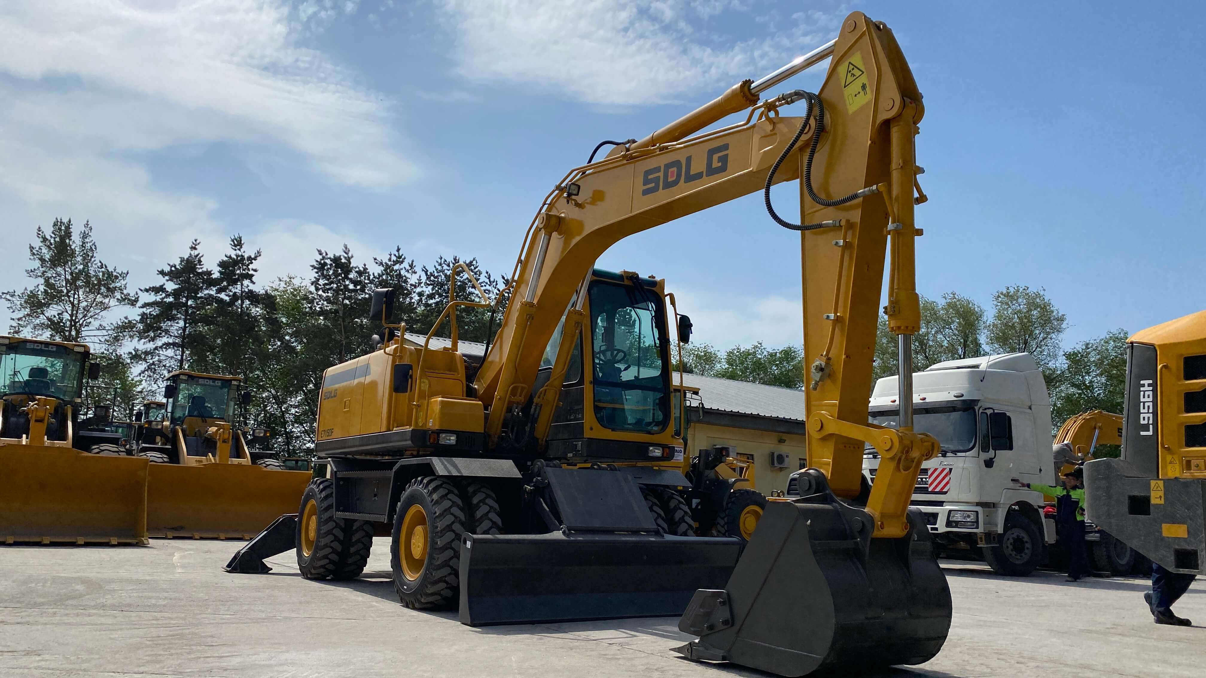 Колесный экскаватор SDLG E7150F  без аутригера 