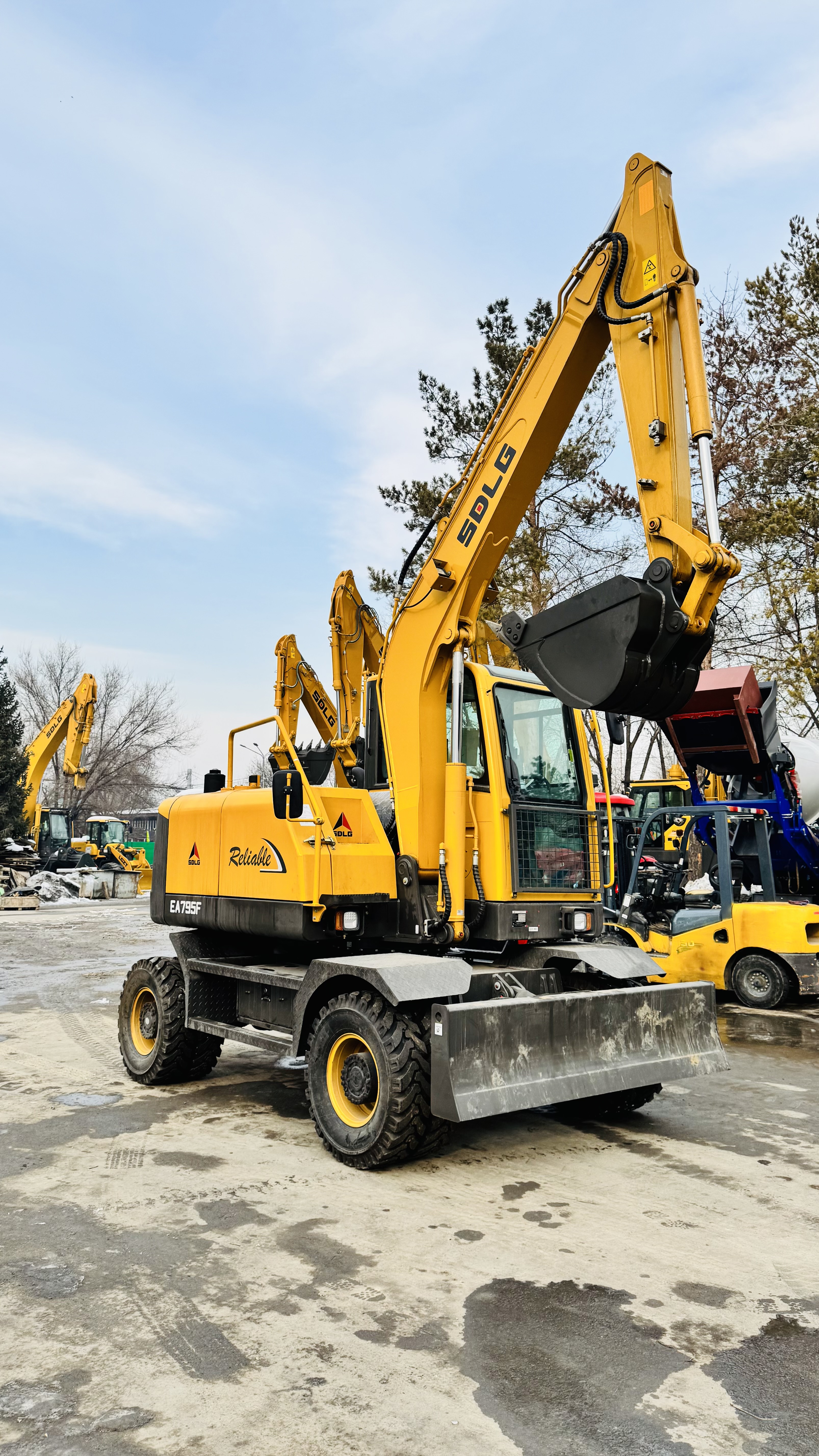 Колесный экскаватор SDLG EA795F