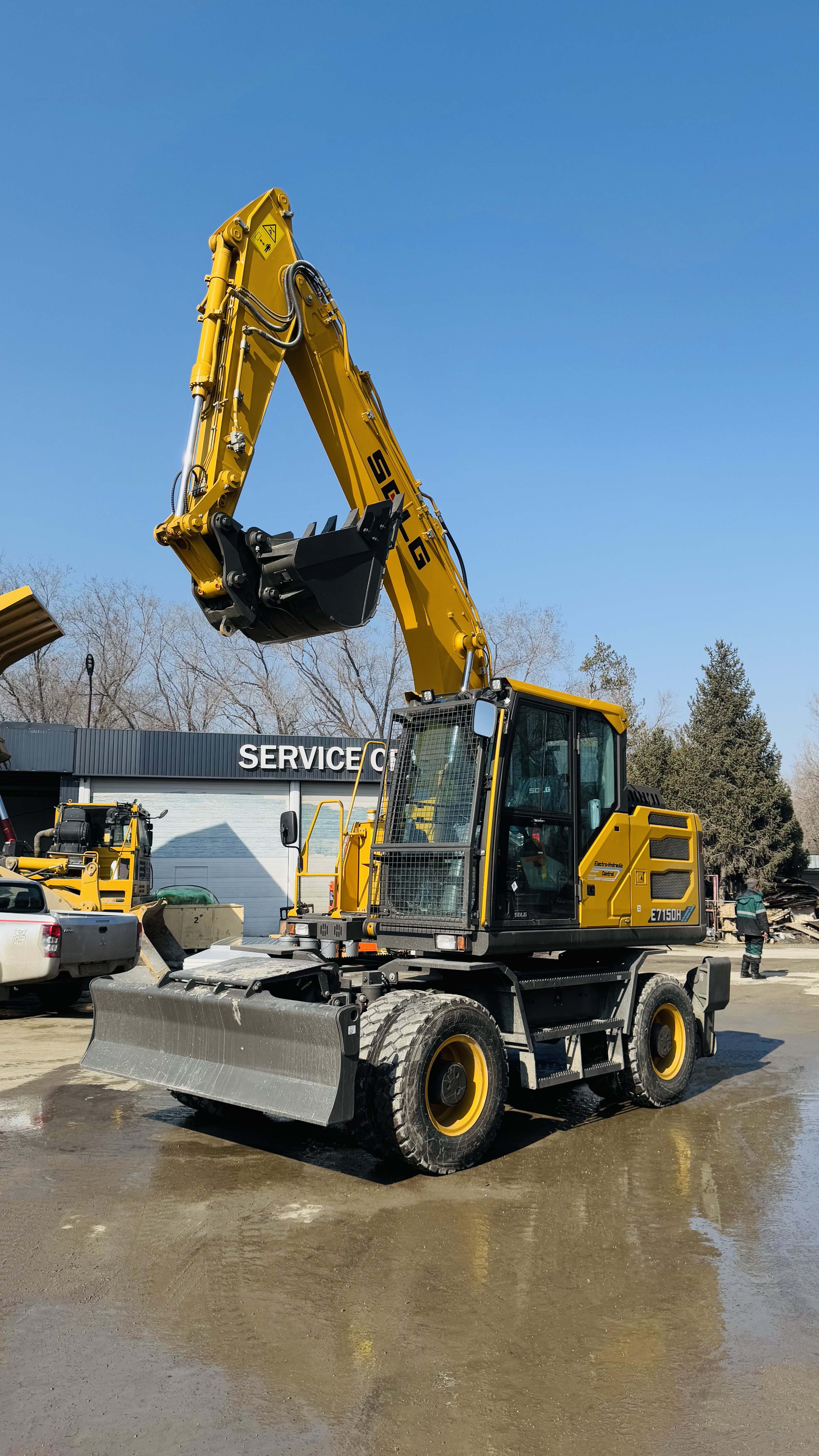 Колёсный экскаватор SDLG E7150H 