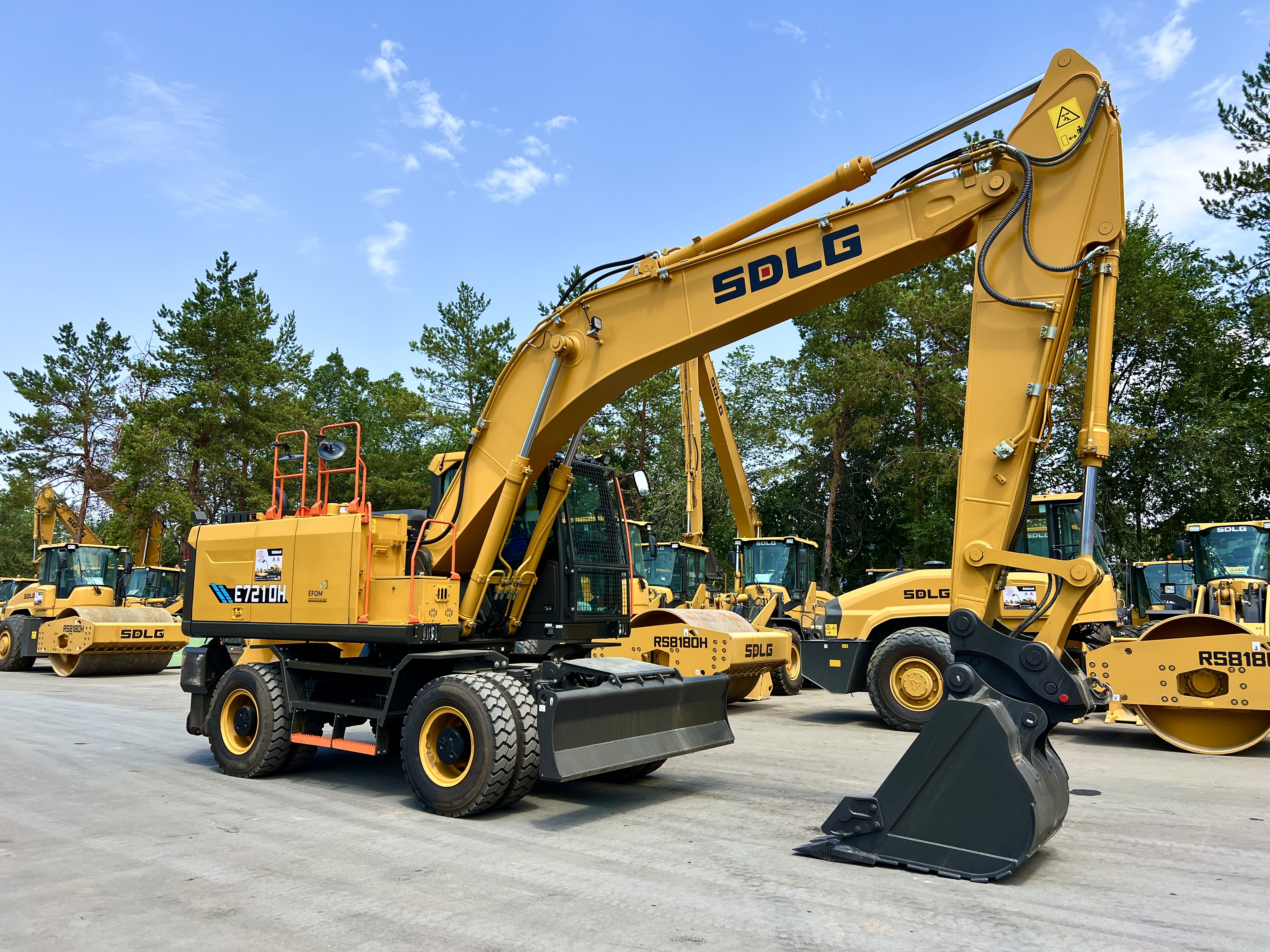 Колесный экскаватор SDLG E7210H